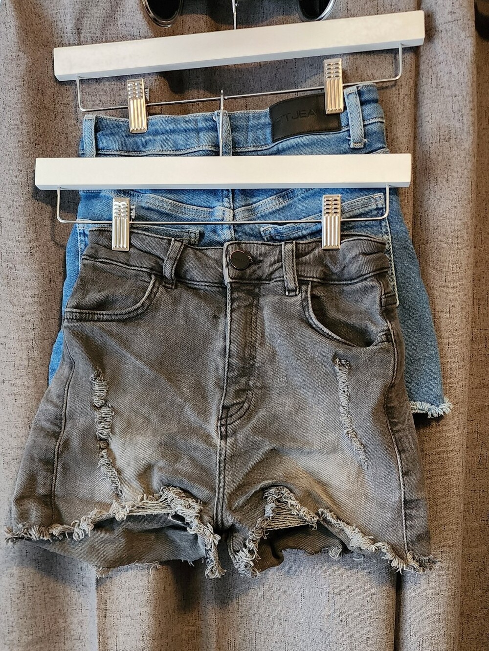 Set of 2 FitJeans Denim Shorts XS – Distressed Gray & Classic Blue
